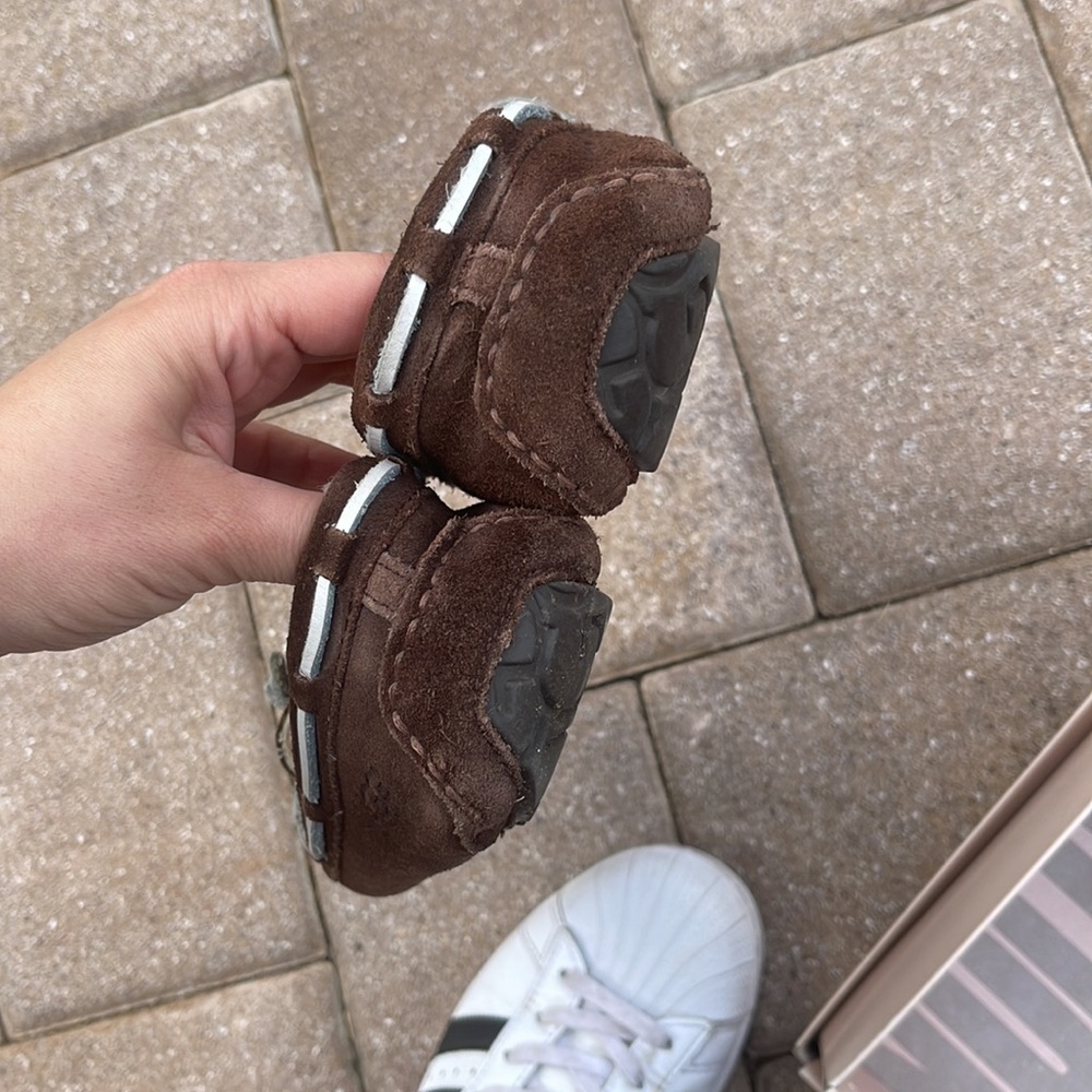 UGGS - Picture 3 of 5